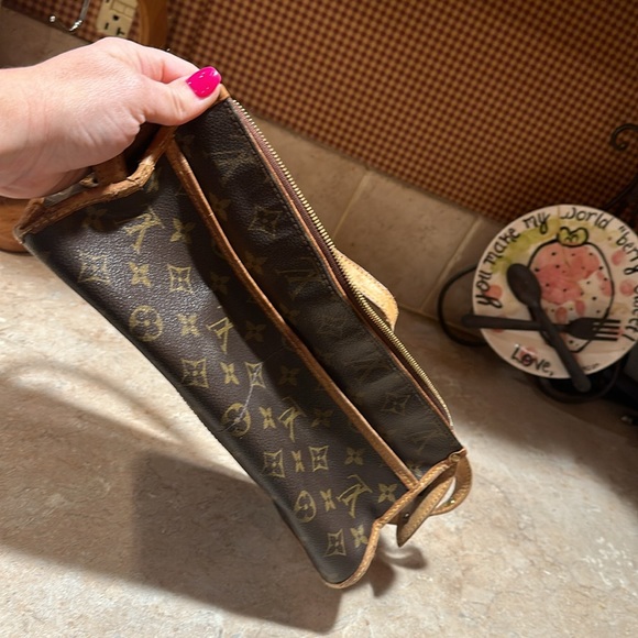 Louis Vuitton - Picture 7 of 9